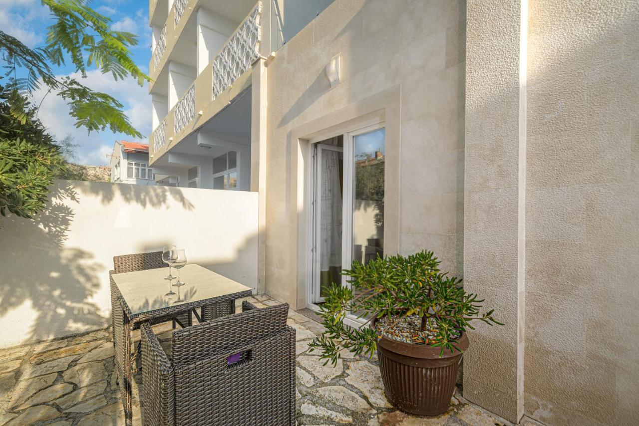 Studio Holiday Adriatic Pag Town Exterior photo