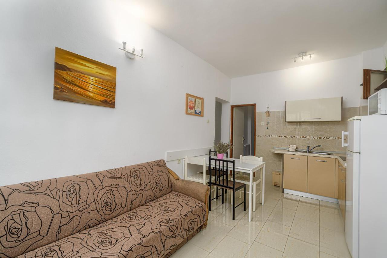 Studio Holiday Adriatic Pag Town Exterior photo
