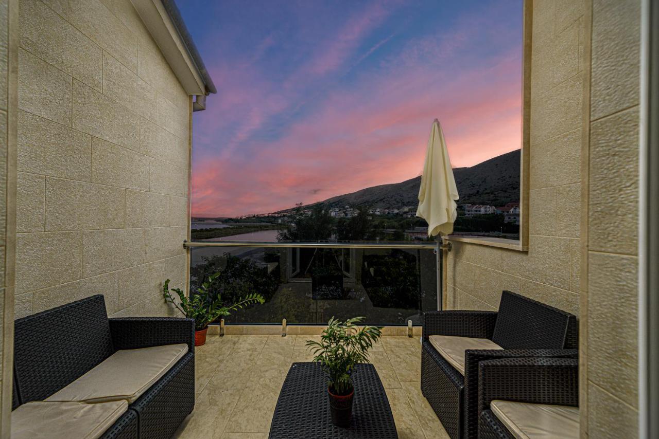 Studio Holiday Adriatic Pag Town Exterior photo